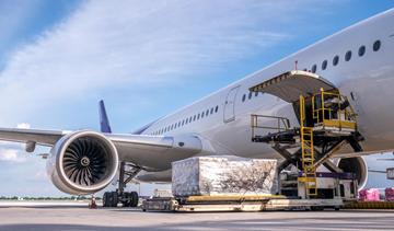 Transport aerian: avion cargo încărcând mărfuri la aeroport pentru livrare internațională rapidă