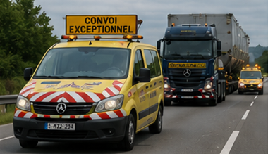 Vehicule de însoțire care însoțesc un convoi de transport agabaritic pe o autostradă europeană