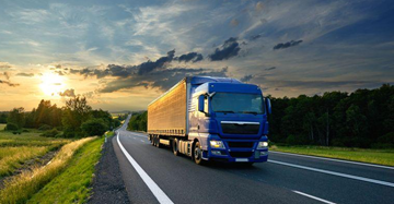 Transport rutier în Europa cu camioane de marfă și autoutilitare de livrare pe autostradă, operațiuni logistice