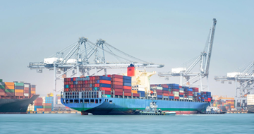Transport maritim: navă container cu containere în port, logistică maritimă