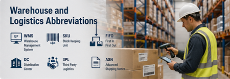 Lucrători în depozit scanând marfa și gestionând operațiuni logistice într-un centru de distribuție